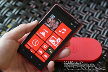 В чем разница между Nokia Lumia 920 и Lumia 820